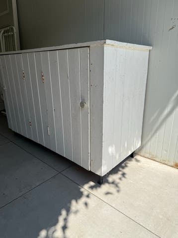 Wit houten dressoir met opbergruimte