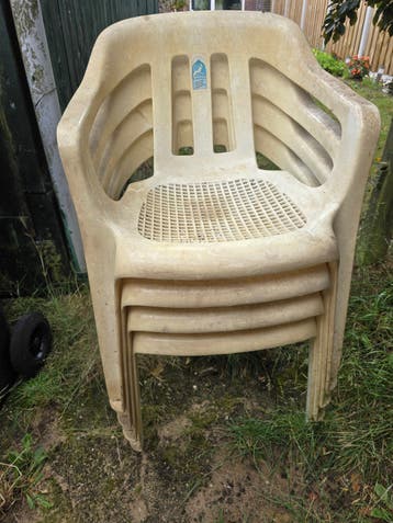 Gratis af te halen: Kunststof tuinstoelen in Ermelo