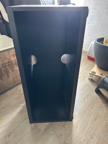 Zwart opbergmeubel met kabelgaten