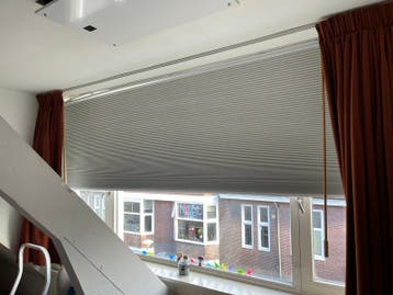 Verduisterend en isolerend plissé gordijn.