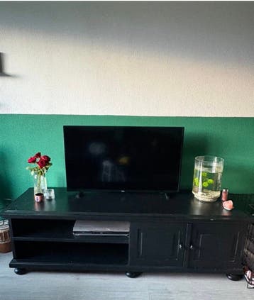 Zwart tv-meubel met opbergruimte