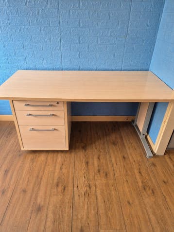 Bureau met los ladenkastje