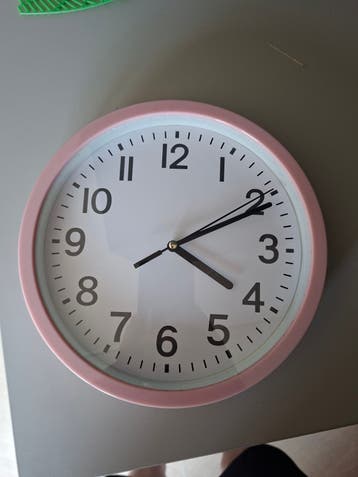 GRATIS Roze wandklok, analoog, modern design