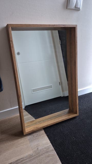 Gratis spiegel met houten frame