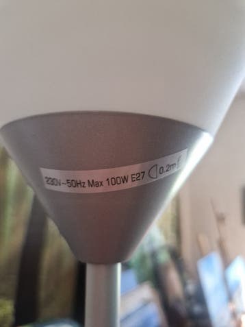 Plafondlamp en staande lamp metaalkleurig