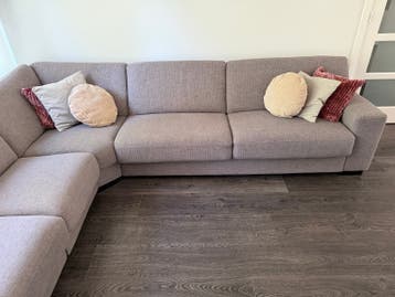 Comfortabele grijze hoekbank met chaise longue