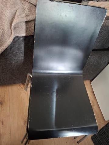 Vier zwarte stoelen - functioneel, behoeven verfbeurt