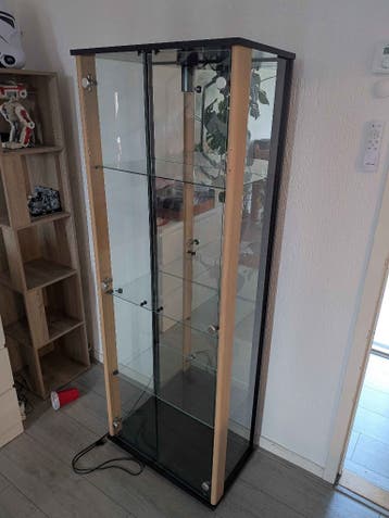 Vitrinekast met spiegelwand