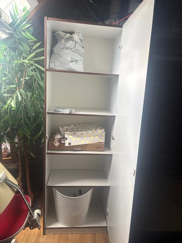 Witte kast met planken en deur
