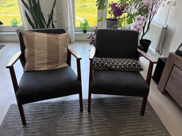 Twee comfortabele fauteuils - donkergrijs met houten armleun