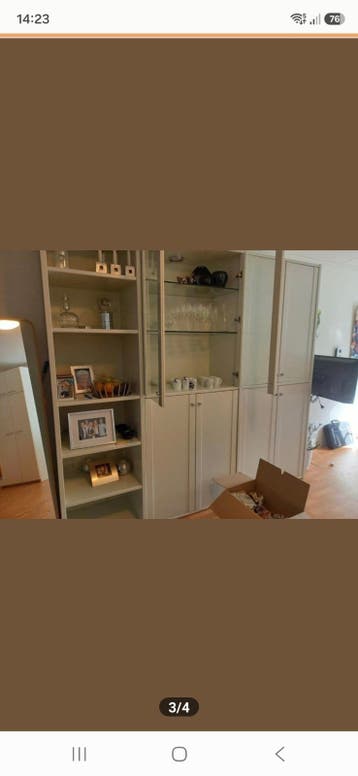 Grote witte kast met vitrine en opbergruimte