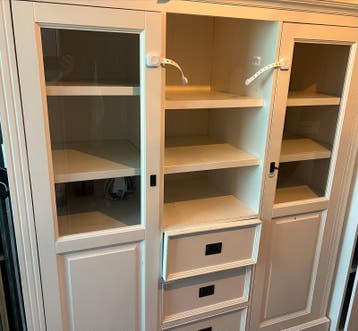 Witte vitrinekast met lades en planken