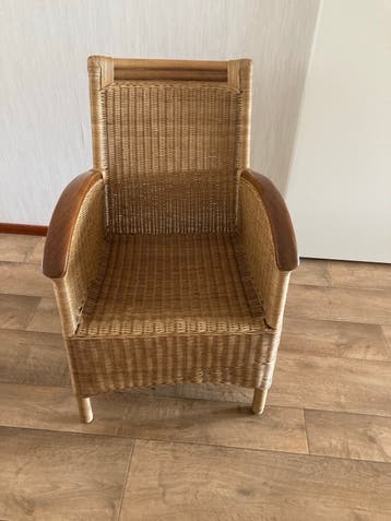 Rotan fauteuil met houten armleuningen