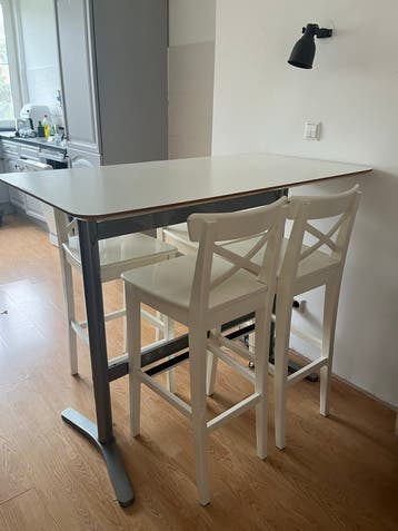 GRATIS Witte bartafel met 4 barkrukken (table with 4 chairs)