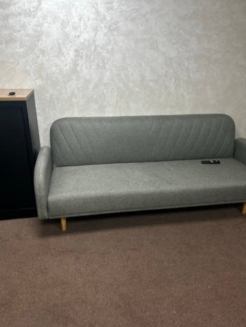 Slaapbank klapbaar. Vergadertafel, archiefkast 2 stuks