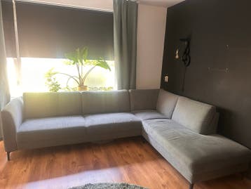 Comfortabele hoekbank met losse kussens