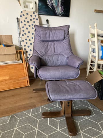 Comfortabele donkergrijze relaxfauteuil met voetenbank