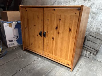 Houten kast met twee deuren en planken
