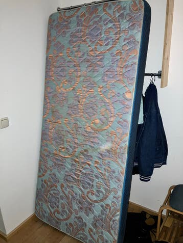 Gratis: Eenpersoons matras met bloemenpatroon