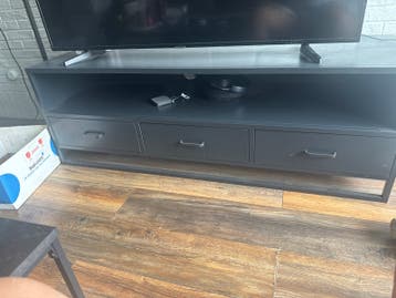 Zwart TV-meubel met 3 lades en metalen frame
