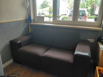 Compacte 2-zitsbank in bruine stof en leer