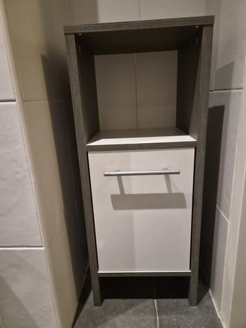 Badkamer kastje smal.