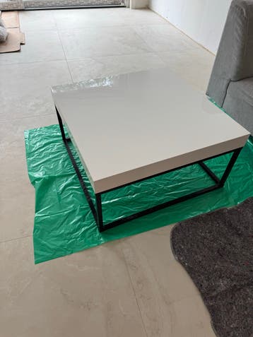 Moderne witte salontafel met zwart metalen frame