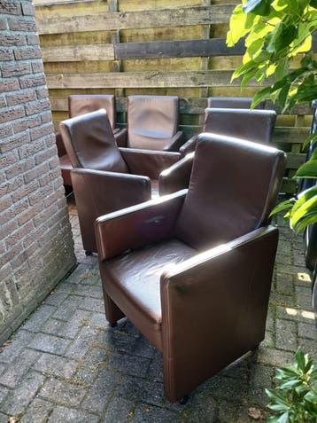 6 leren stoelen , rugleuning verstelbaar , op wieltjes