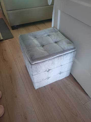 Grijze fluwelen poef met opbergruimte