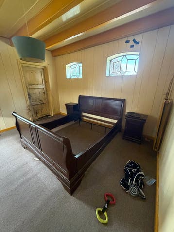 Tweepersoonsbed met lattenbodems en nachtkastjes