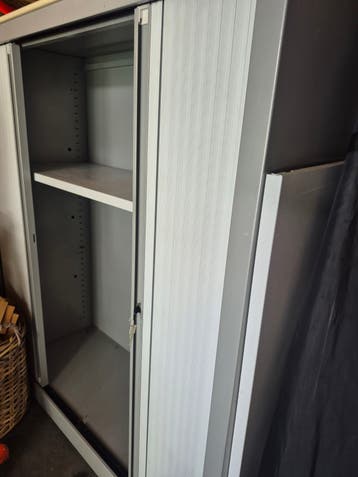 Metalen archiefkast met roldeuren en slot