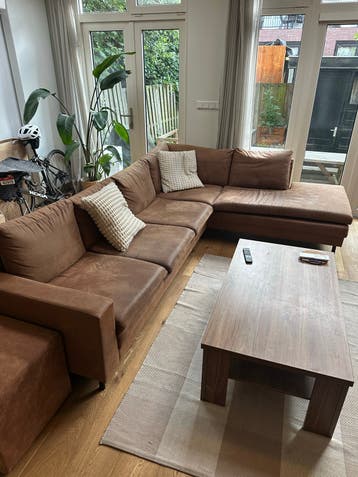 Ruime bruine hoekbank met chaise longue