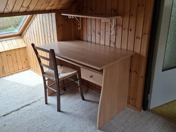 Houten bureau met lade en stoel