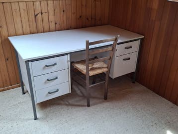 Stevig bureau met lades - ideaal voor thuiswerkplek