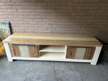 Robuust houten tv-meubel met schuifdeuren