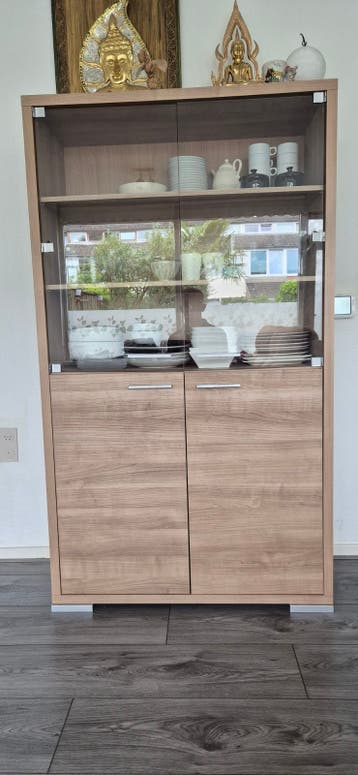 Servies/Vitrinekast gratis af te halen