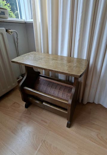 Gratis houten bijzettafel met lectuurbak