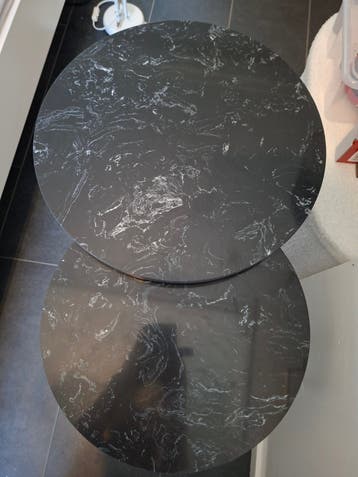 2 bijzettafels, zwart gemarmerd blad