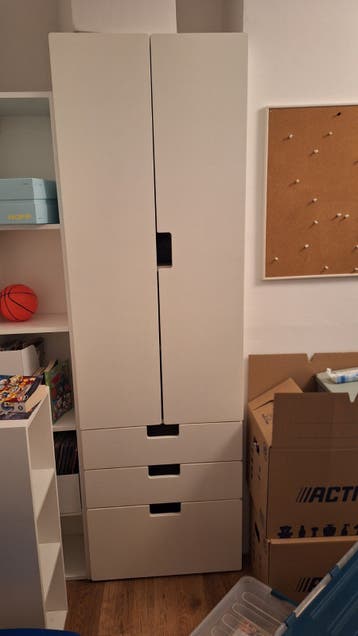 Witte kledingkast met lades en deuren