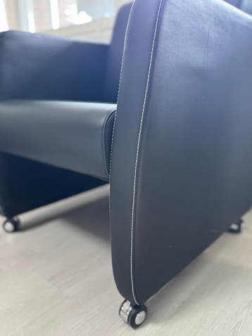 Zwarte Leren Fauteuil met Wieltjes - Comfortabel en Stijlvol