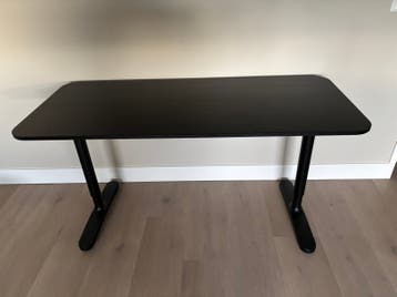Twee zwarte bureau’s