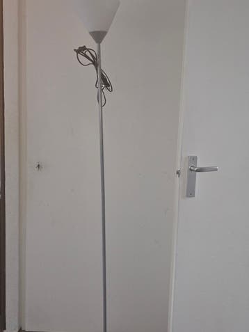 Mooi eenvoudige grijze  sta lamp met witte kap