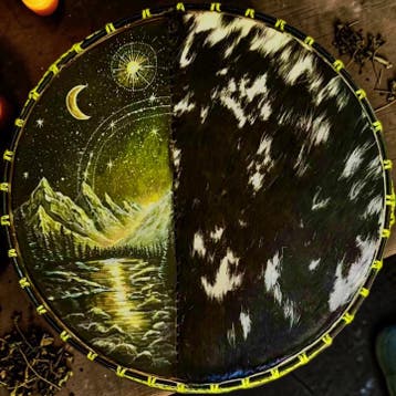 OVERGEDRAGEN Sjamanendrum Two Spirit Paard/Geit