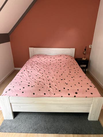 Bedframe lichtgrijs + lattenbodem gratis op te halen