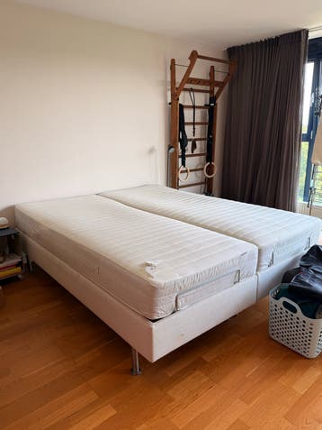 2x Eenpersoonsbed 90x220 cm met matrassen en topmatras