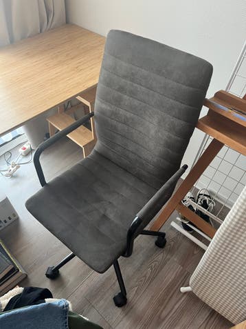Grijze bureaustoel maandag 29-06 ophalen