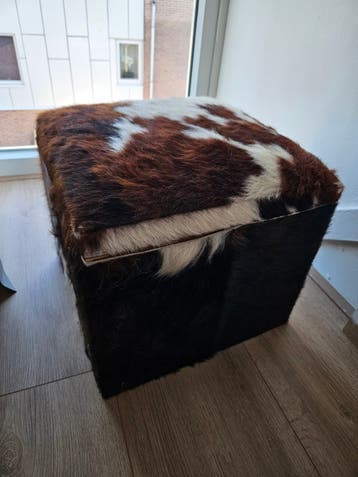 GRATIS! Decoratieve Poef/Opbergkist met Koeienhuid Bekleding