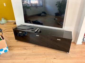 Gratis glanzend zwart modern design tv-meubel (Habitat)