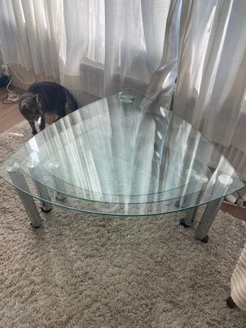 Glazen salontafel met metalen poten