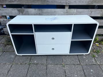 GRATIS--TV/ livingroom Furniture (withe/gray)